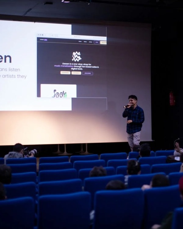 Khalil Zammeli pitching Lisssen on stage